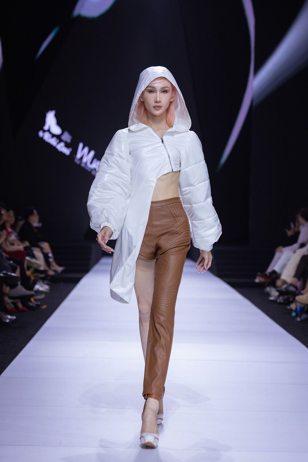 Siêu mẫu Bùi Quỳnh Hoa trổ tài catwalk lùi trên sàn diễn thời trang - 7
