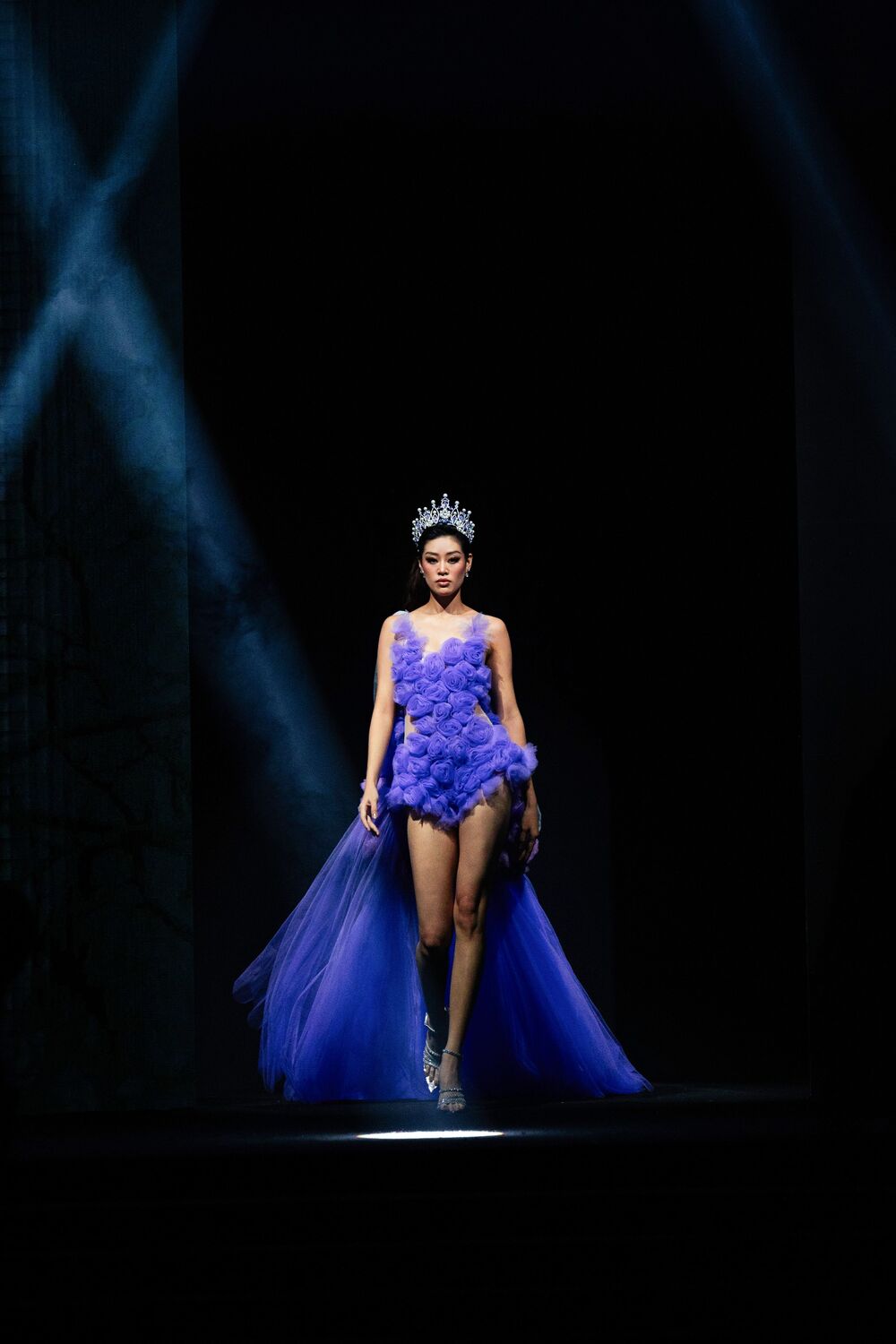 Hoa hậu Khánh Vân đội vương miện, mở màn cho BST của Ivan Trần - 1
