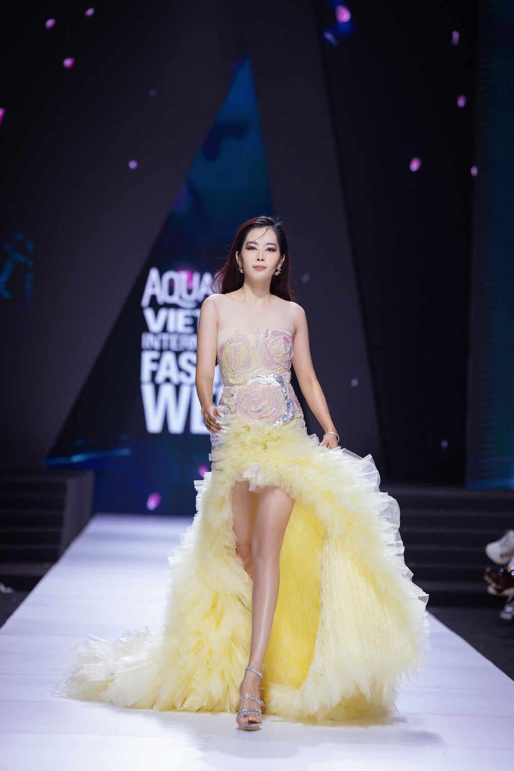Hoa hậu Khánh Vân đội vương miện, mở màn cho BST của Ivan Trần - 3