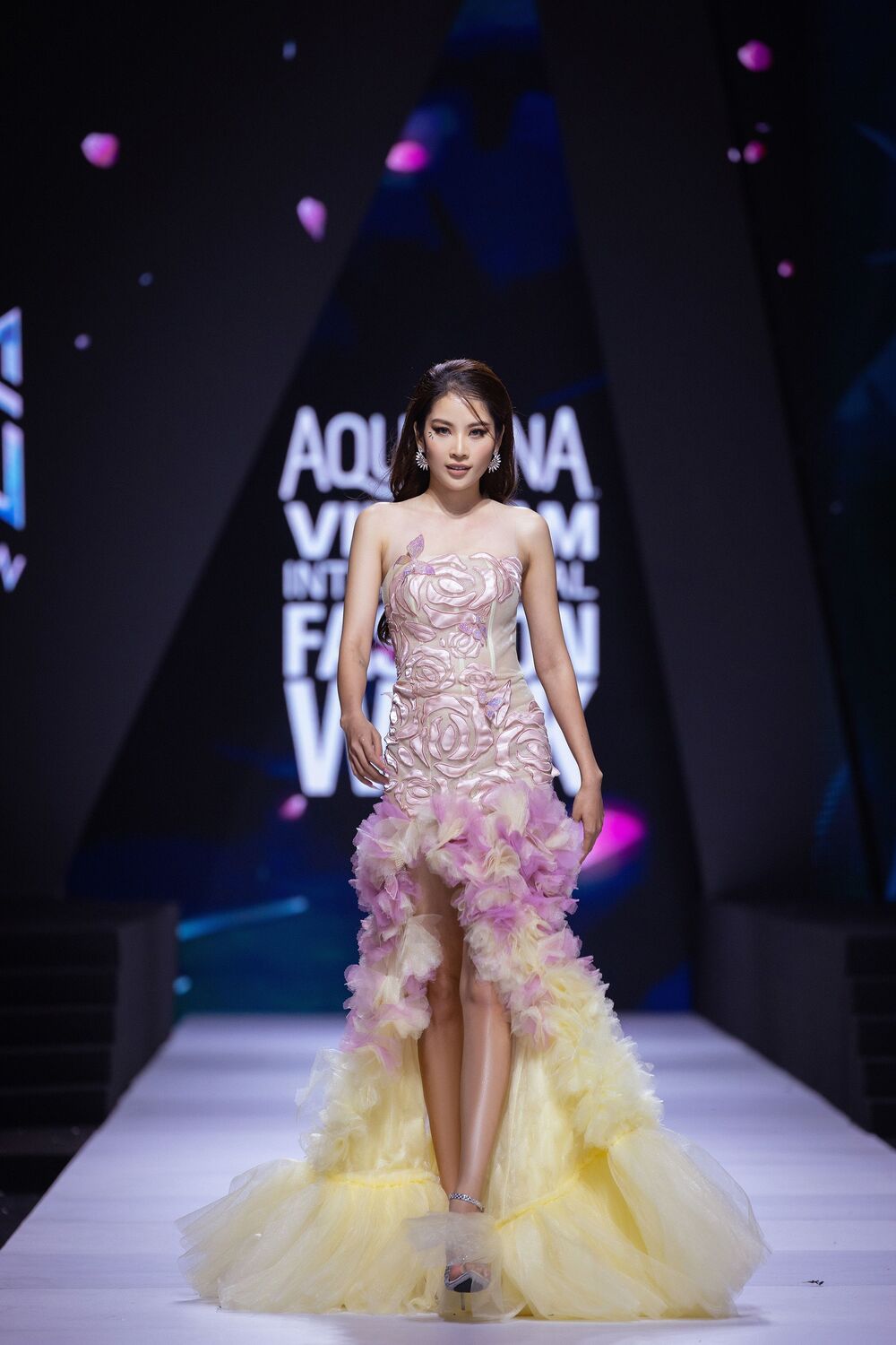 Hoa hậu Khánh Vân đội vương miện, mở màn cho BST của Ivan Trần - 4