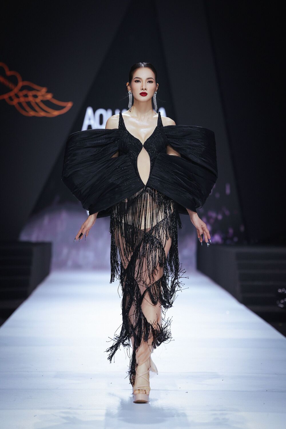 3 "chị đại" của làng mẫu cùng so kè trình catwalk trong 1 show diễn thời trang - 4