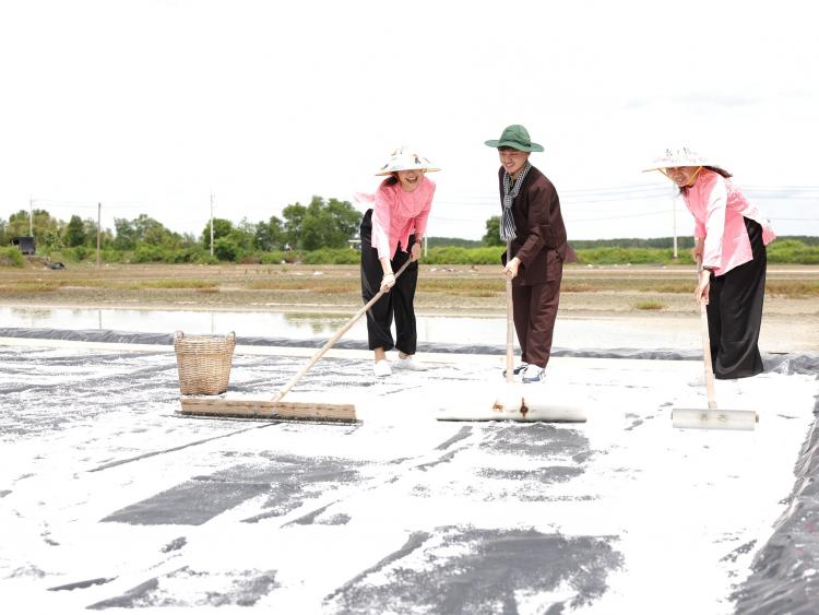 Sinh viên Lào, Campuchia học làm muối, làm bánh tại Thiềng Liềng