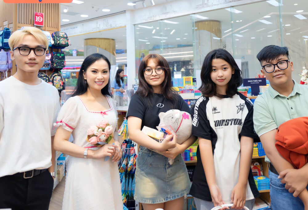 Ca sĩ tỷ phú Hà Phương đưa 2 con gái đi từ thiện giúp trẻ em mồ côi - 4