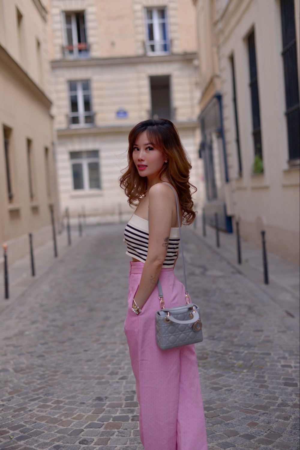 Nữ nhà văn Amanda Huỳnh “thắp sáng” đường phố Paris với phong cách hiện đại - 4