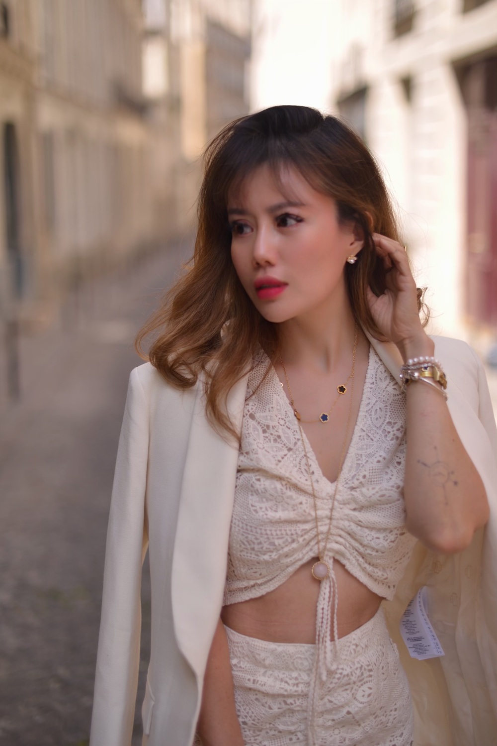 Nữ nhà văn Amanda Huỳnh “thắp sáng” đường phố Paris với phong cách hiện đại - 1