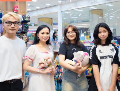 Giải trí - Ca sĩ tỷ phú Hà Phương đưa 2 con gái đi từ thiện giúp trẻ em mồ côi