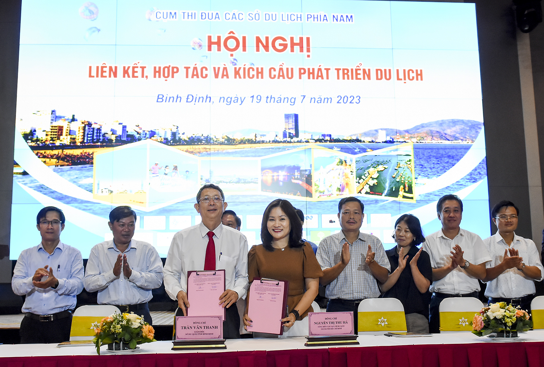 Bà Nguyễn Thị Thu Hà, Tổng biên tập Tạp chí Du lịch Thành phố Hồ Chí Minh ký kết hợp tác truyền thông du lịch với ông Trần Văn Thanh, Giám đốc Sở Du lịch Bình Định. Ảnh: Minh Thu.