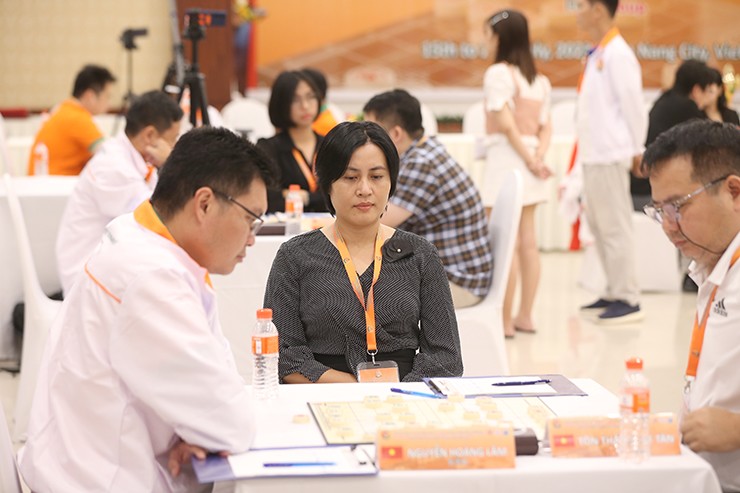 Ngắm nữ trọng tài xinh đẹp, thành tích gây “choáng” ở giải cờ tướng hot nhất Việt Nam - 1