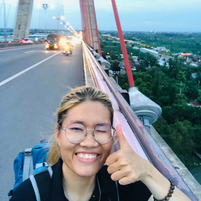 Cô gái đi bộ xuyên Việt "không dùng đến tiền" bị mọi người chỉ trích - 1