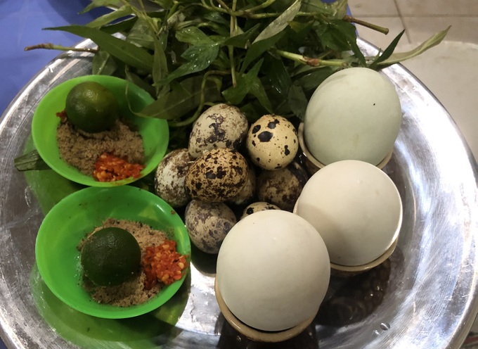 Hàng trứng vịt lộn ở Quận 3 bán hơn 4.000 trứng mỗi ngày nhờ công thức lạ - 4