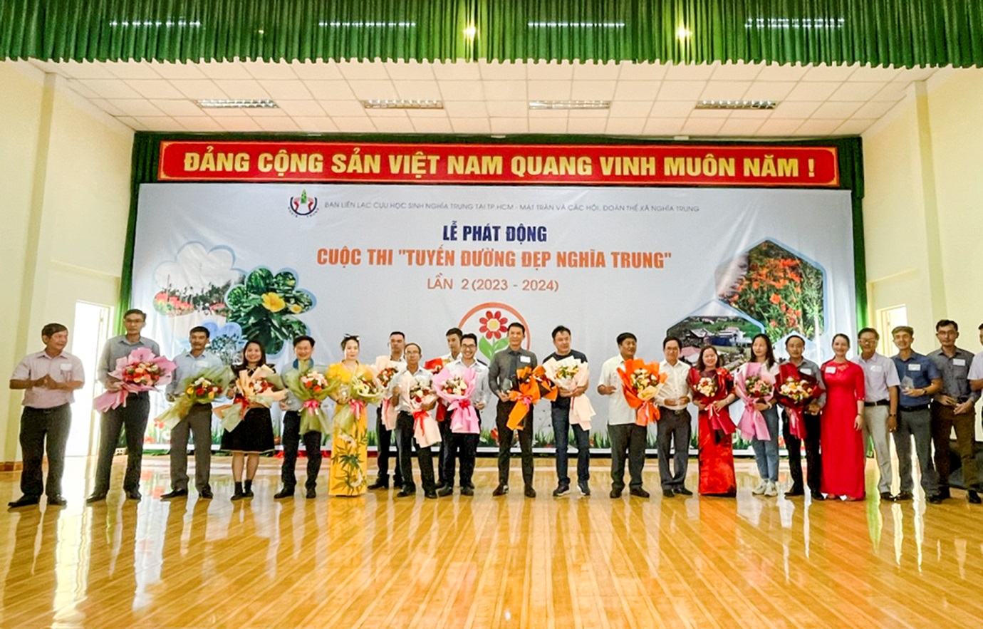 lan toa tinh yeu que huong tren nhung tuyen duong hoa ruc ro - 1