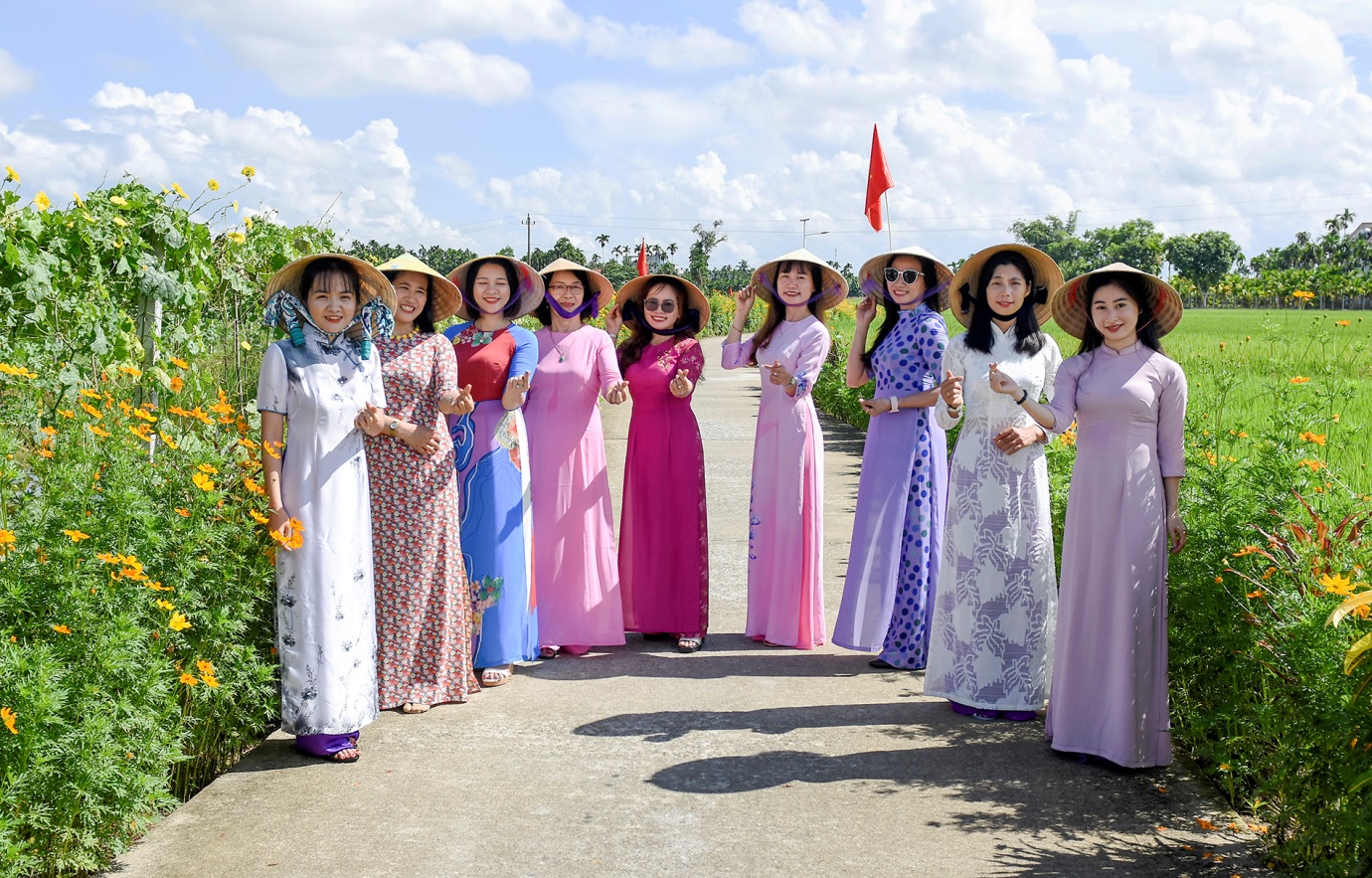 lan toa tinh yeu que huong tren nhung tuyen duong hoa ruc ro - 12