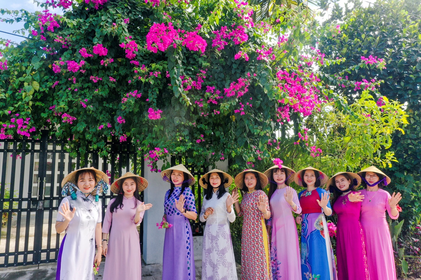 lan toa tinh yeu que huong tren nhung tuyen duong hoa ruc ro - 6