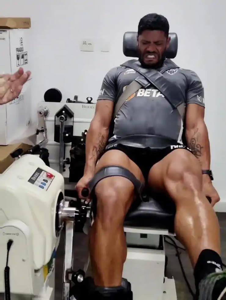 10 cầu thủ bắp đùi khủng nhất làng bóng đá: Ronaldo, Hulk đọ cơ với Maradona, Carlos - 9