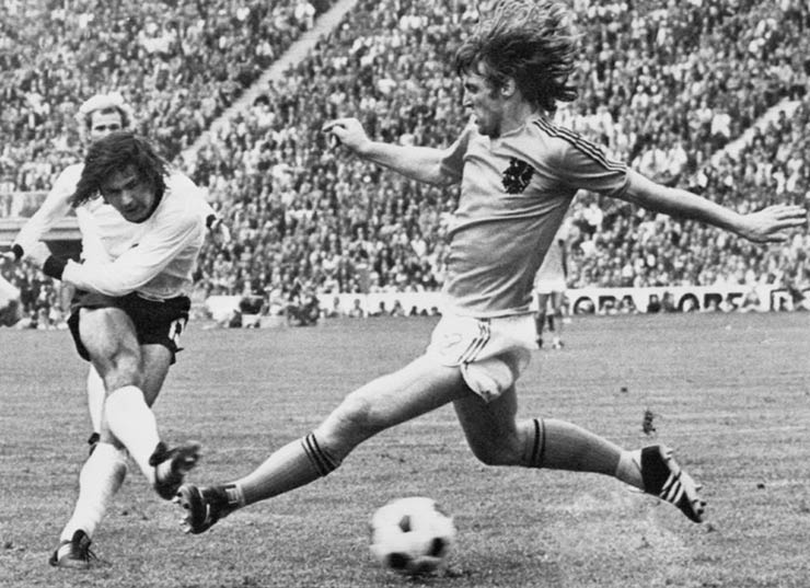 10 cầu thủ bắp đùi khủng nhất làng bóng đá: Ronaldo, Hulk đọ cơ với Maradona, Carlos - 7