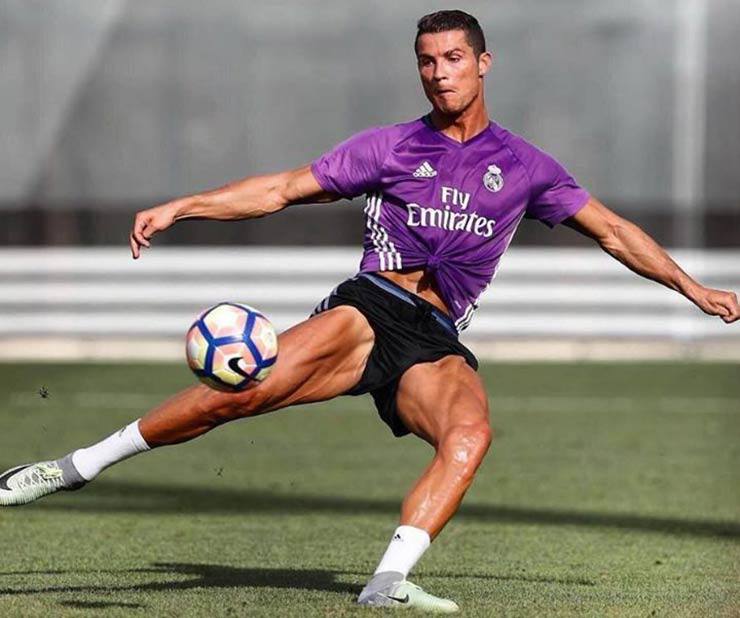 10 cầu thủ bắp đùi khủng nhất làng bóng đá: Ronaldo, Hulk đọ cơ với Maradona, Carlos - 4