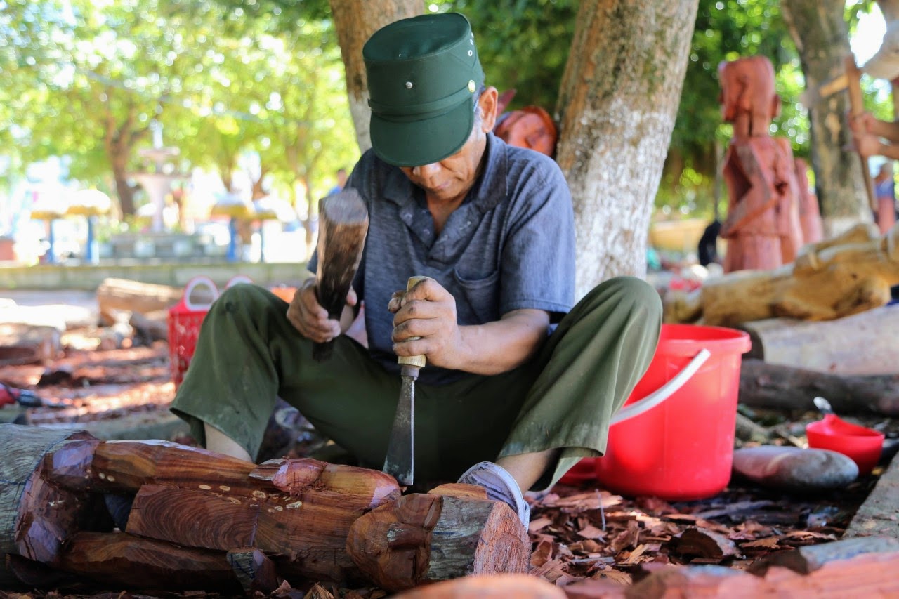 Chiêm ngưỡng nghệ nhân biến khúc gỗ thành tác phẩm điêu khắc độc đáo - 12