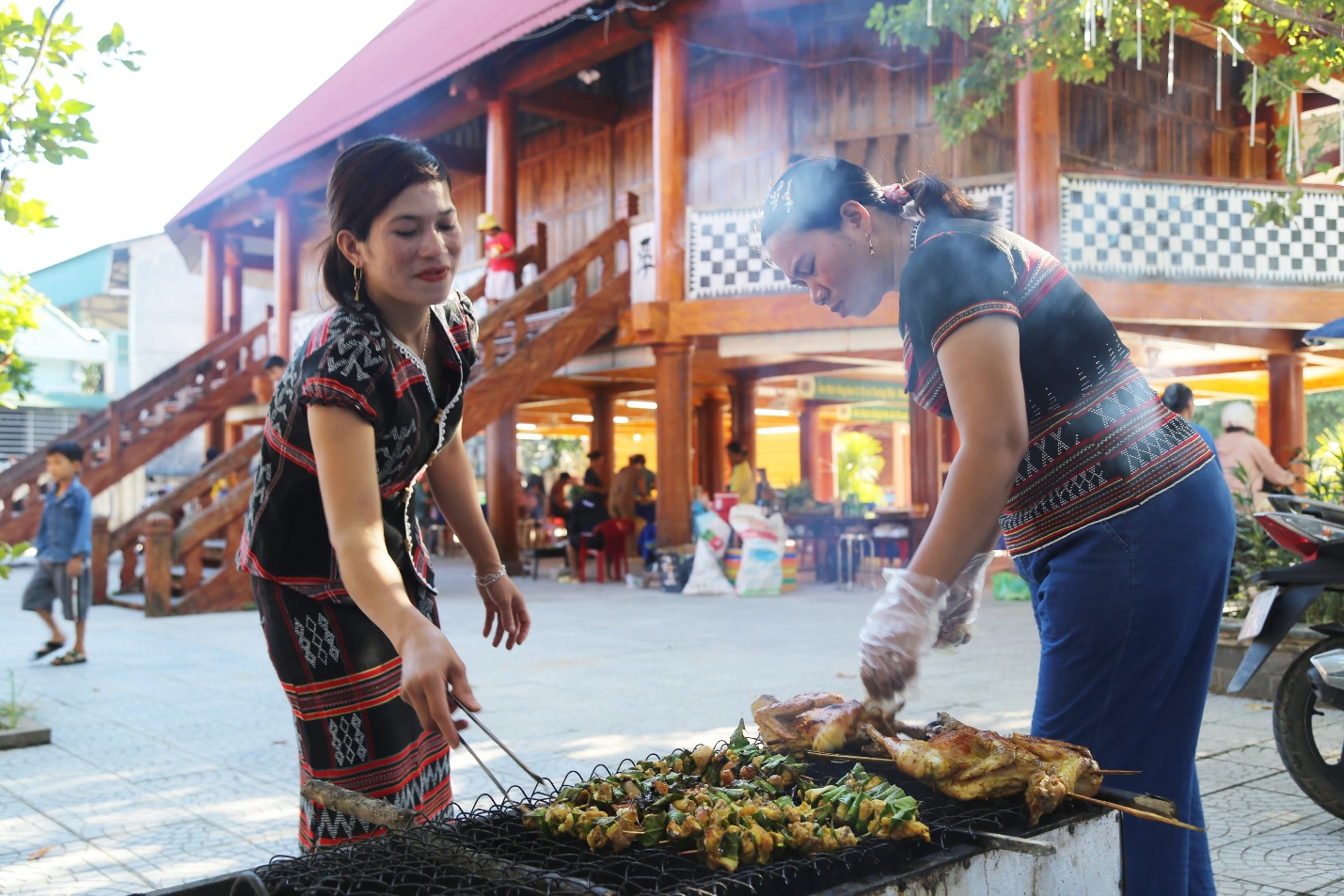 Cuối tuần đi phiên chợ vùng cao, mua sản vật đất Nam Đông - 2