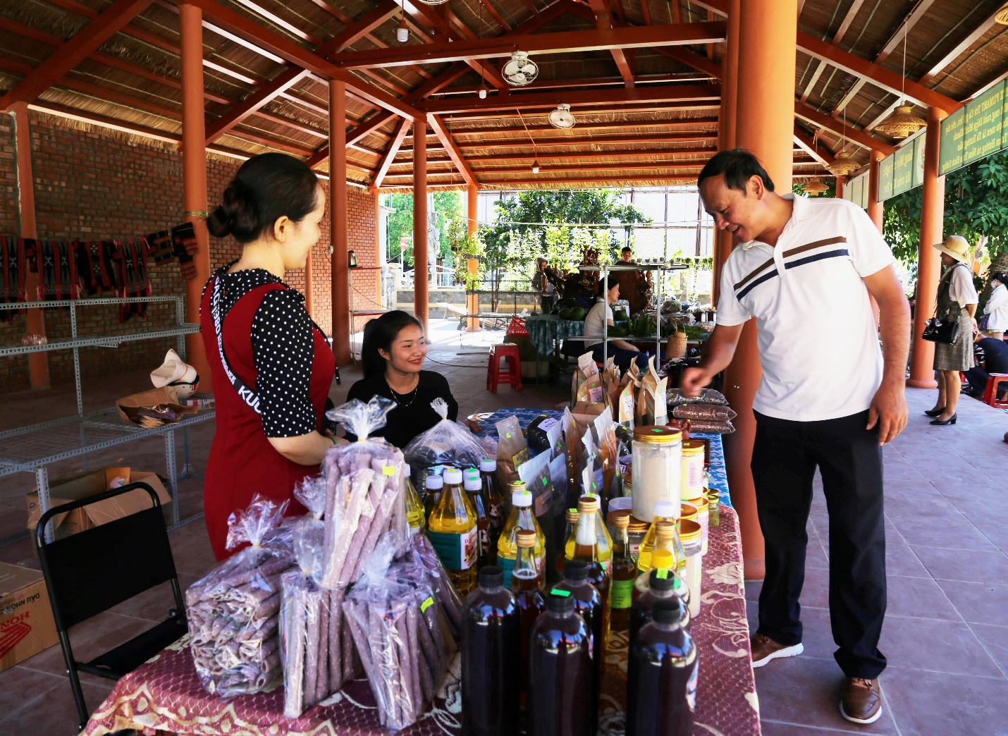 Cuối tuần đi phiên chợ vùng cao, mua sản vật đất Nam Đông - 11