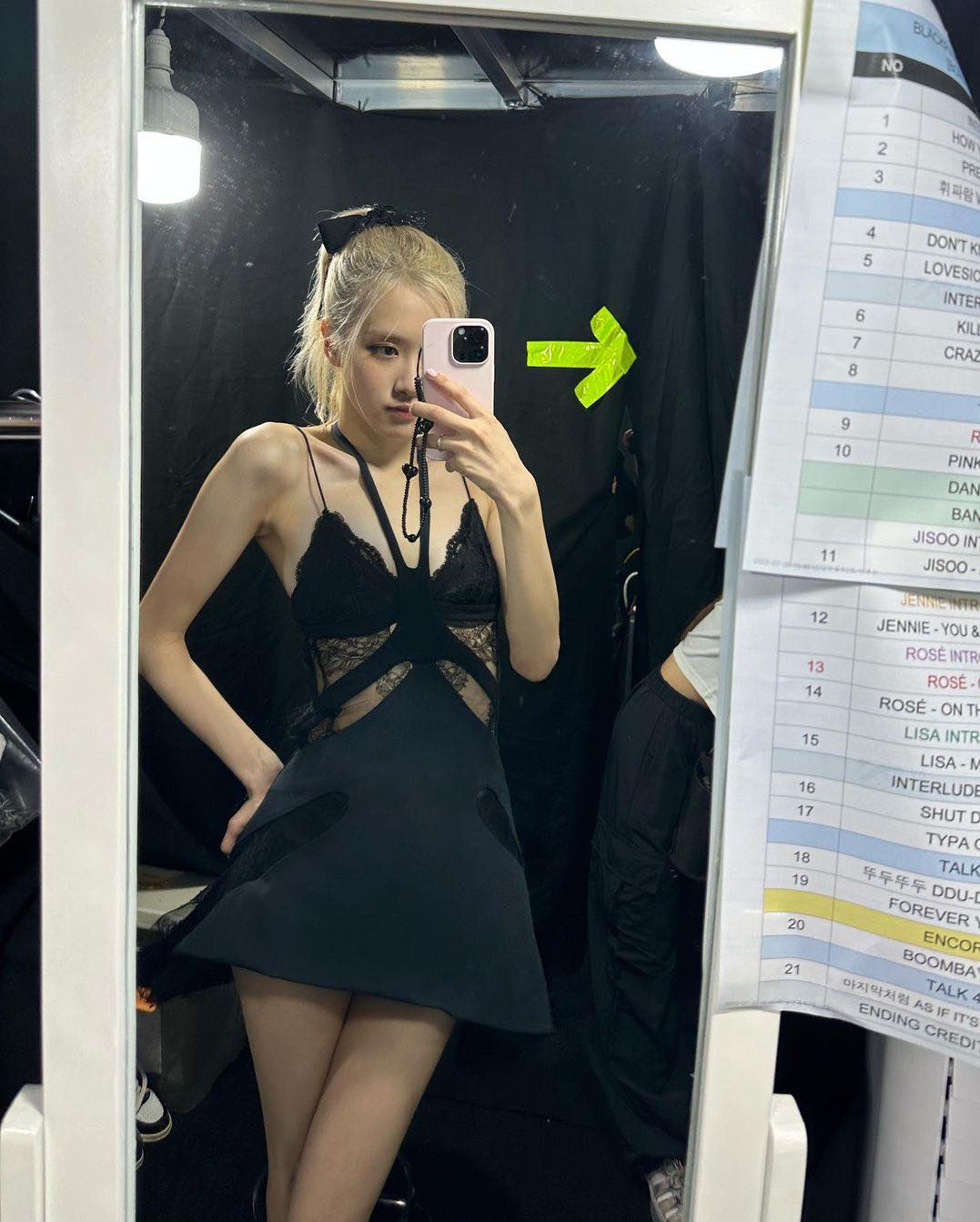 Staff tại concert Born Pink Hà Nội tiết lộ “bí mật” về các cô gái BLACKPINK phía sau hậu đài - 1