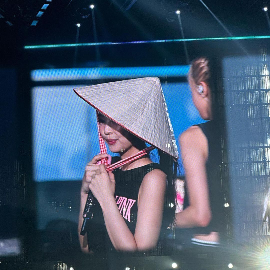 Staff tại concert Born Pink Hà Nội tiết lộ “bí mật” về các cô gái BLACKPINK phía sau hậu đài - 3