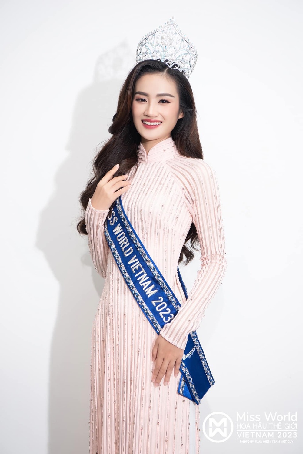 Sao Việt phản ứng trước lùm xùm của Hoa hậu Ý Nhi: Người đòi tước vương miện, người bênh vực - 1