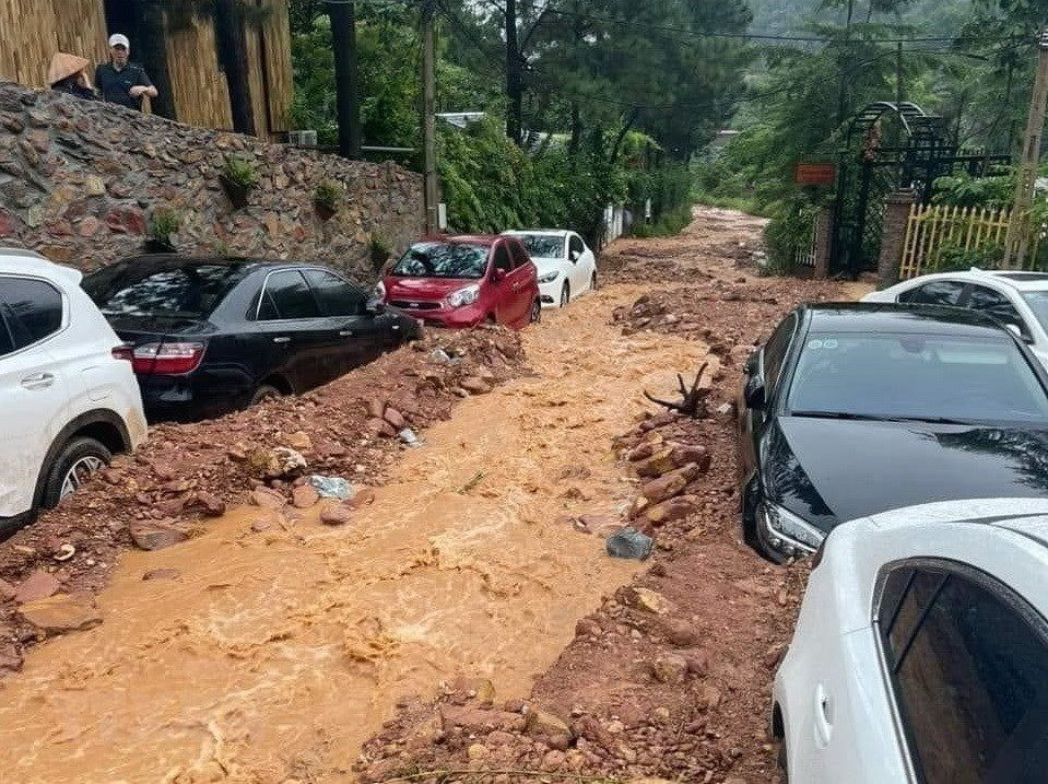 Du khách đang ăn uống, mưa lớn, đất đá tràn xuống ô tô - 1