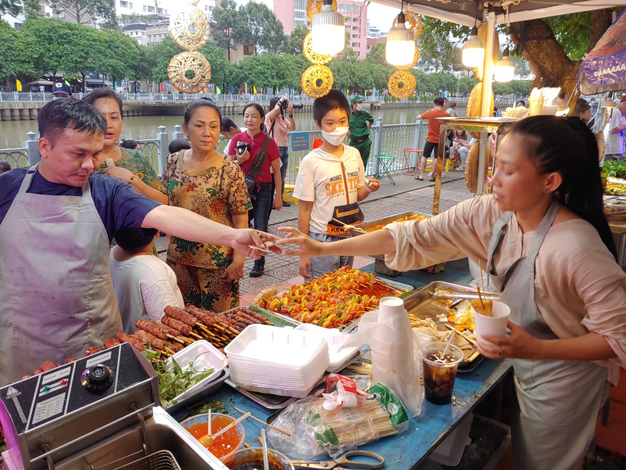 Đặc sản các vùng miền quy tụ tại kênh Nhiêu Lộc - Thị Nghè - 2