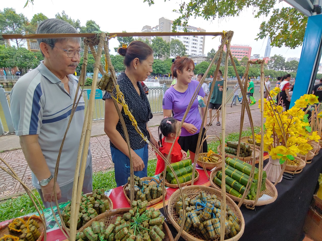 Đặc sản các vùng miền quy tụ tại kênh Nhiêu Lộc - Thị Nghè - 8