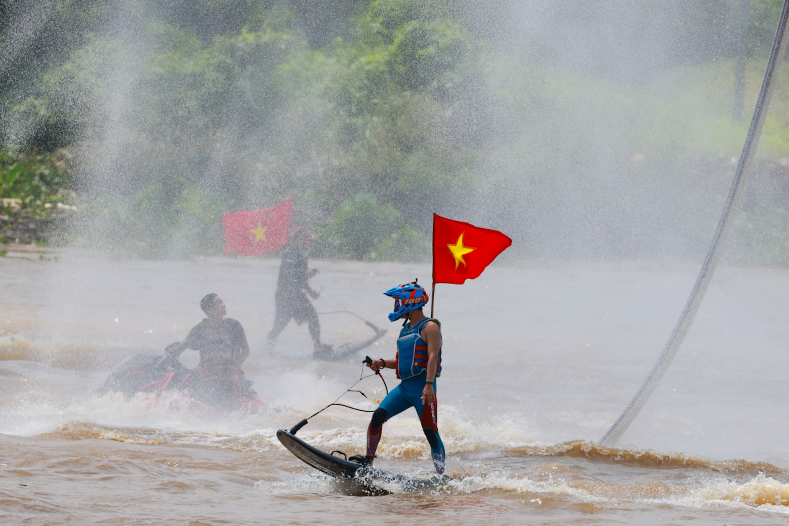 Ván phản lực khuấy động sông Sài Gòn - 4