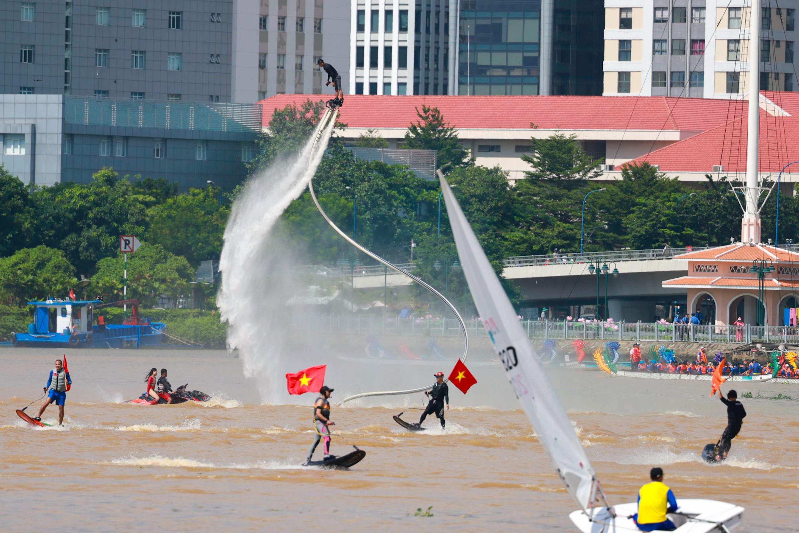 Ván phản lực khuấy động sông Sài Gòn - 5