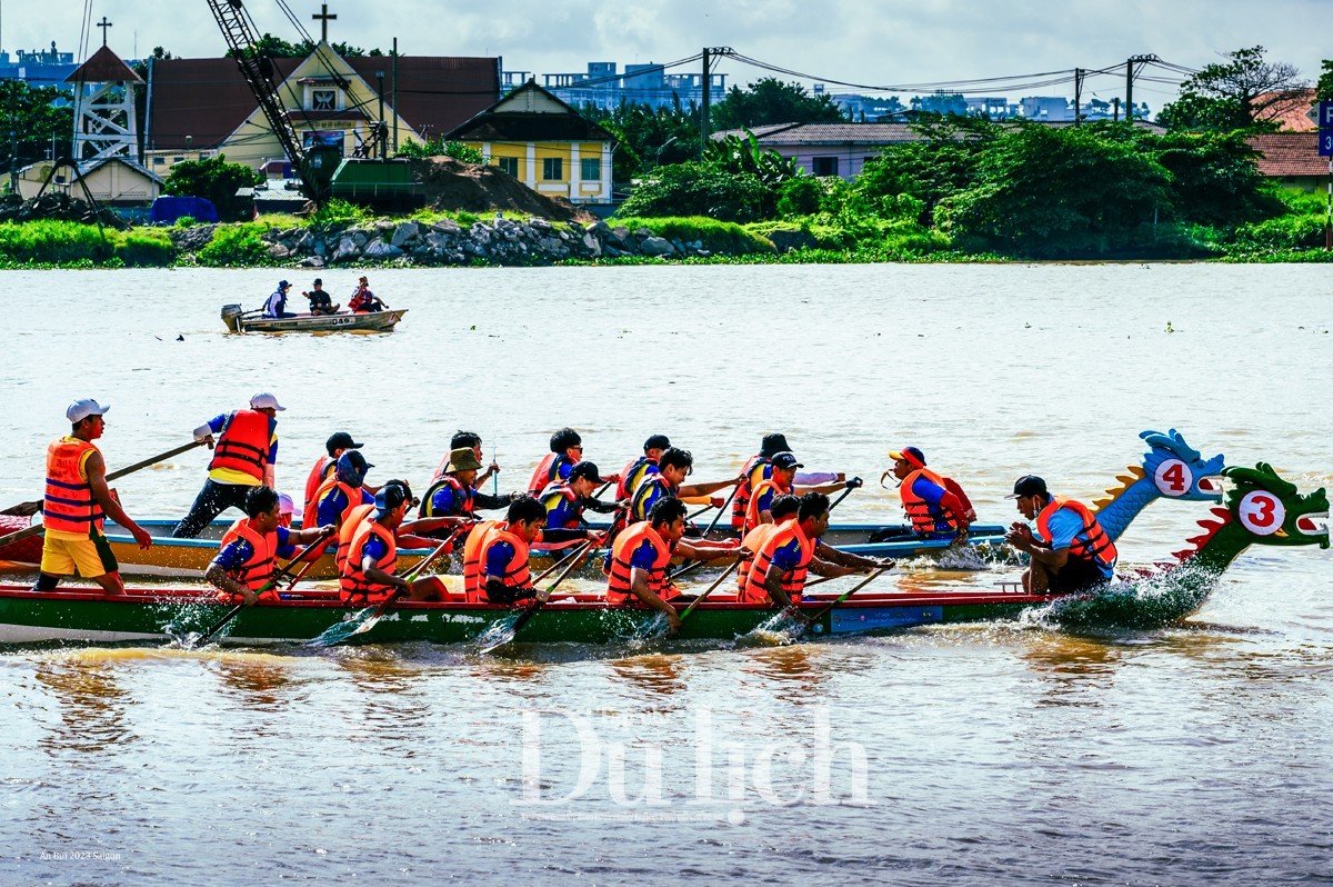 Hàng chục thuyền rồng xé nước, vượt sóng trên sông Sài Gòn - 3