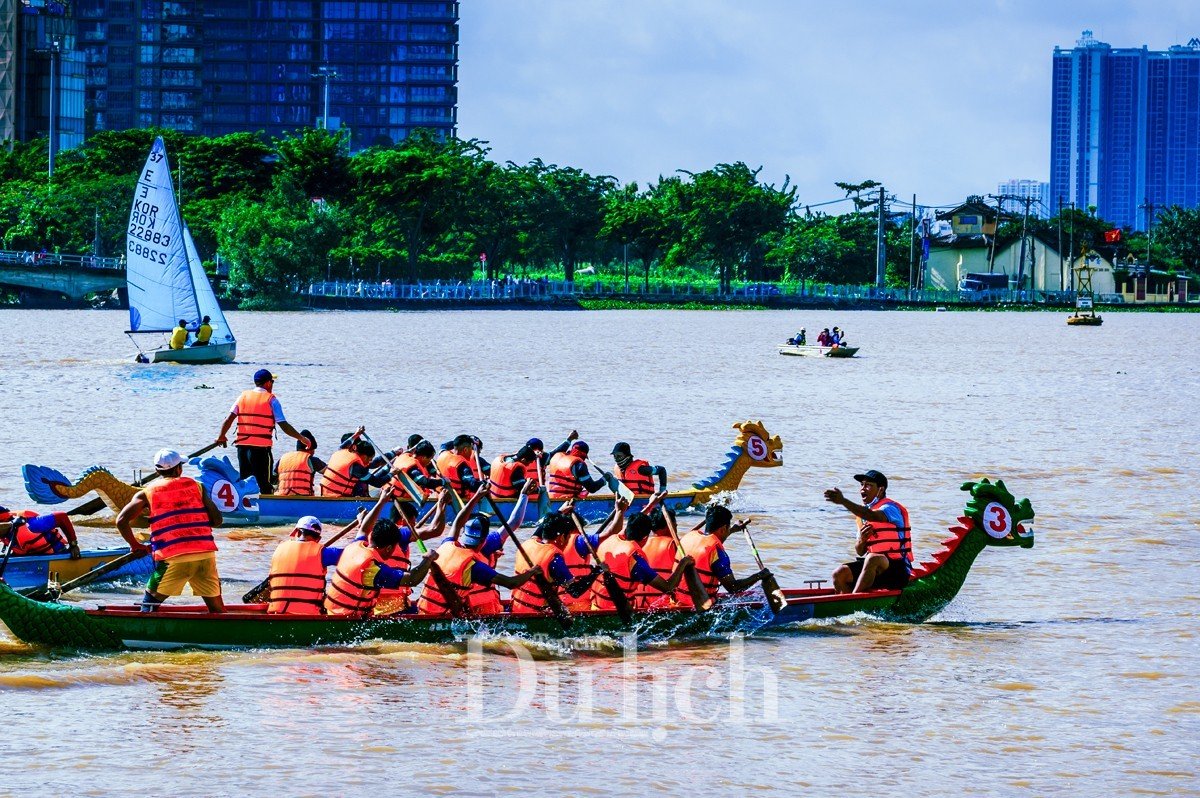 Hàng chục thuyền rồng xé nước, vượt sóng trên sông Sài Gòn - 4