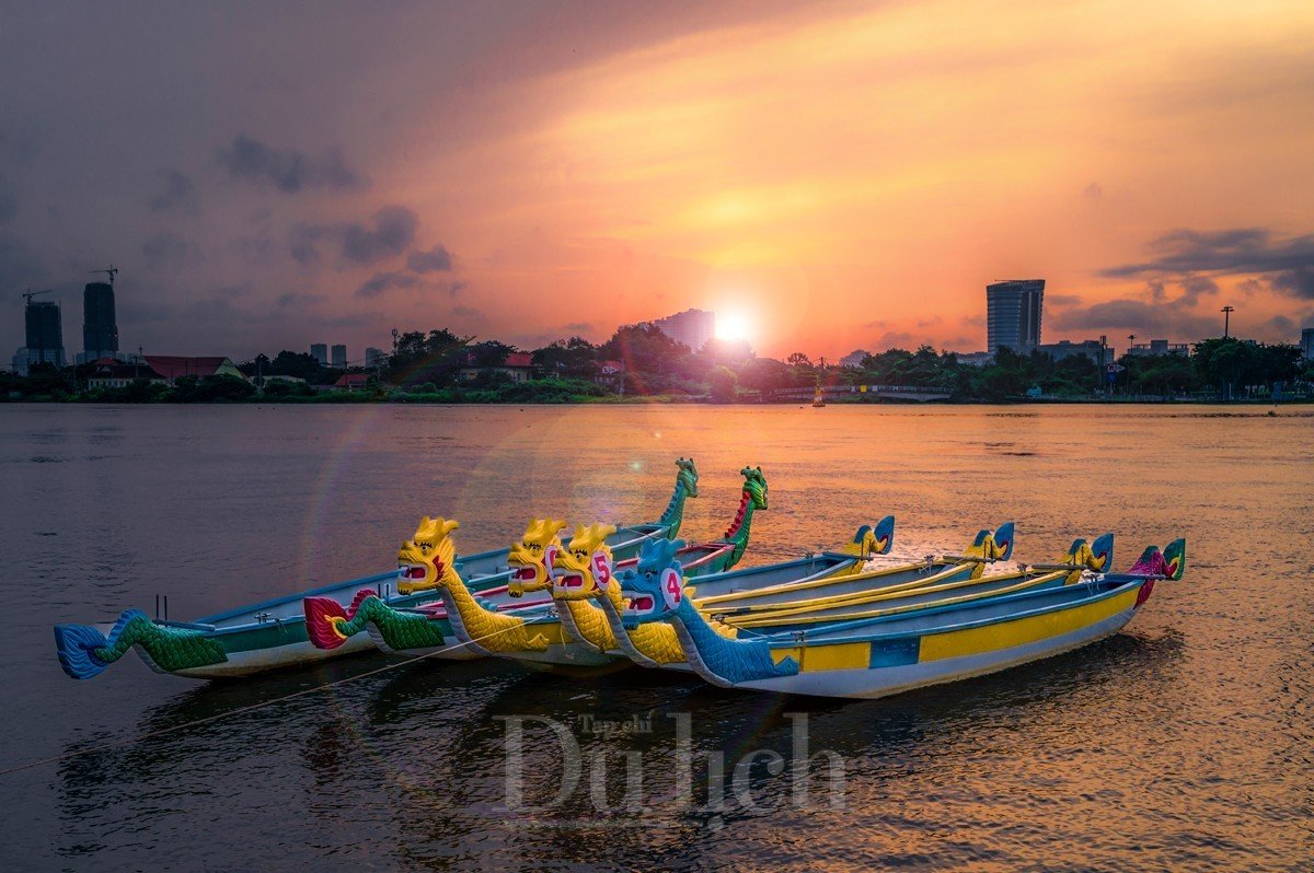 Hàng chục thuyền rồng xé nước, vượt sóng trên sông Sài Gòn - 5