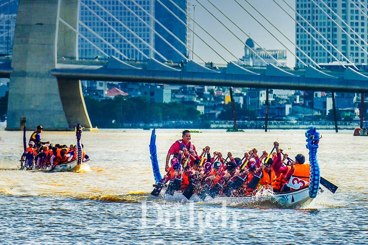 Hàng chục thuyền rồng xé nước, vượt sóng trên sông Sài Gòn - 6