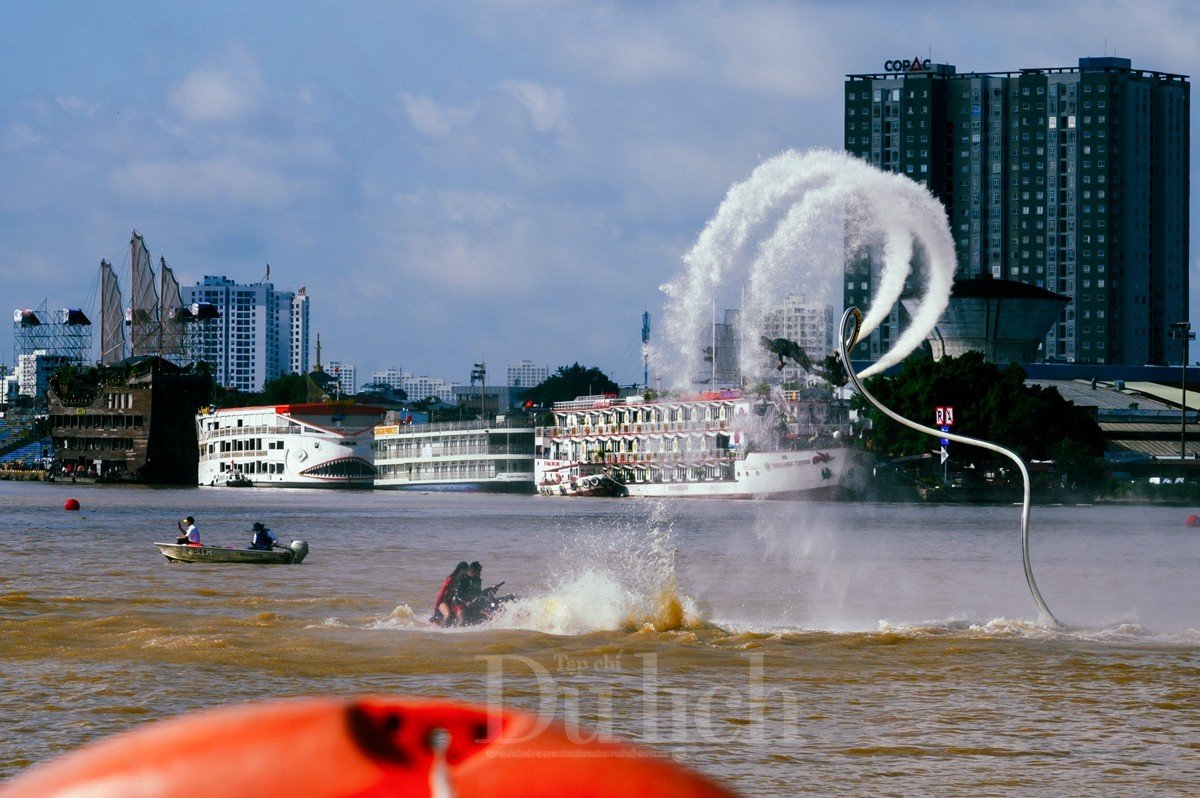 Hàng chục thuyền rồng xé nước, vượt sóng trên sông Sài Gòn - 9