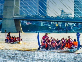 Hàng chục thuyền rồng xé nước, vượt sóng trên sông Sài Gòn