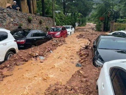 Chuyển động - Du khách đang ăn uống, mưa lớn, đất đá tràn xuống ô tô