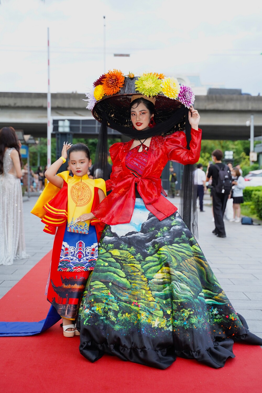 Hoa hậu Nông Thuý Hằng đụng váy áo với Á hậu Kiều Loan - 4