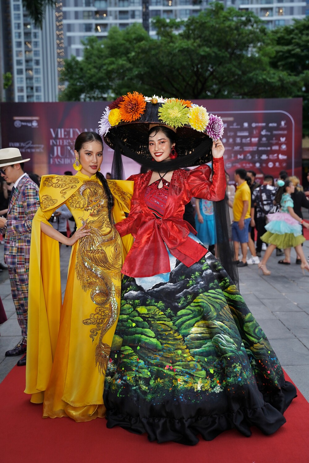 Hoa hậu Nông Thuý Hằng đụng váy áo với Á hậu Kiều Loan - 7