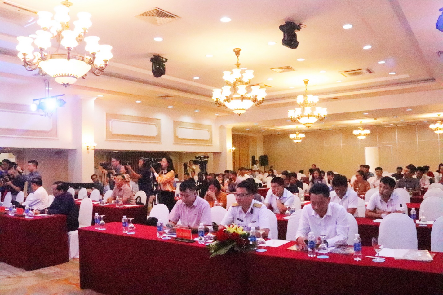 Tàu Hải quân tham gia chương trình nghệ thuật Mạnh giàu từ biển quê hương - 1