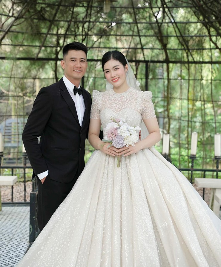 Hoa khôi bóng chuyền Mộng Kha lên xe hoa với ngôi sao bóng rổ cao 1m85 - 1