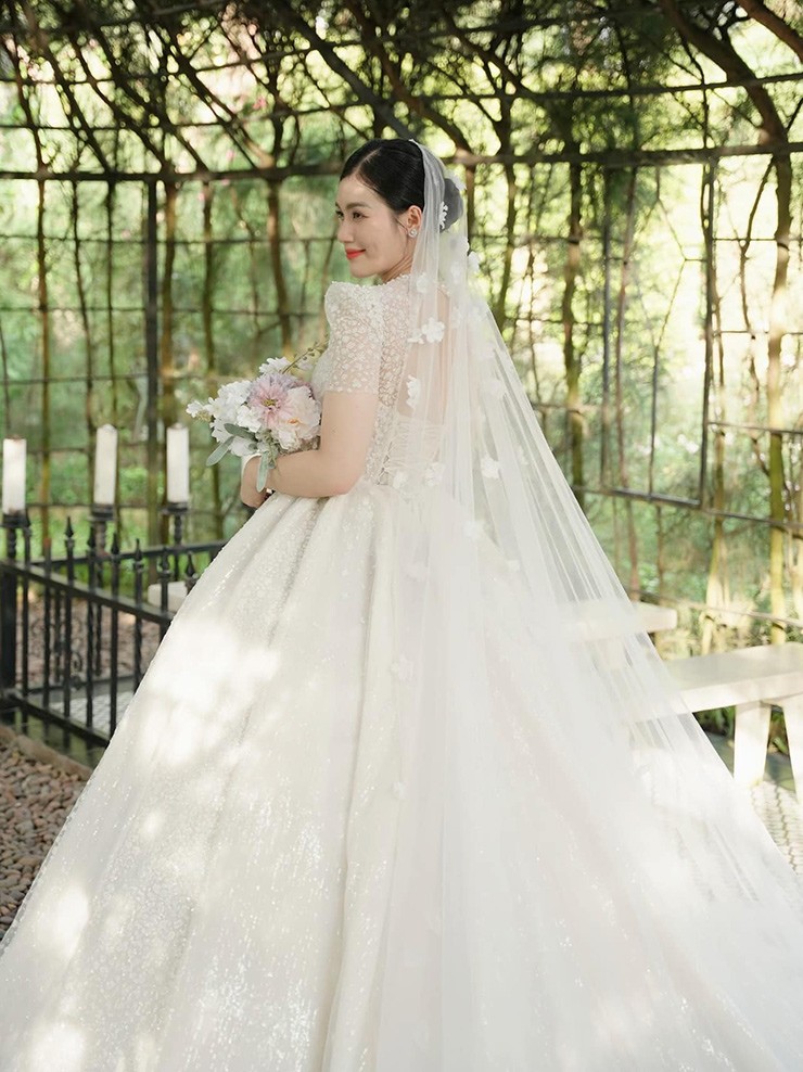 Hoa khôi bóng chuyền Mộng Kha lên xe hoa với ngôi sao bóng rổ cao 1m85 - 6