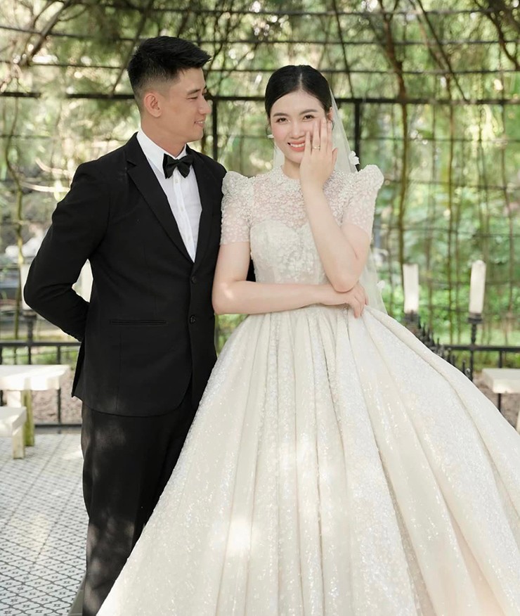 Hoa khôi bóng chuyền Mộng Kha lên xe hoa với ngôi sao bóng rổ cao 1m85 - 7