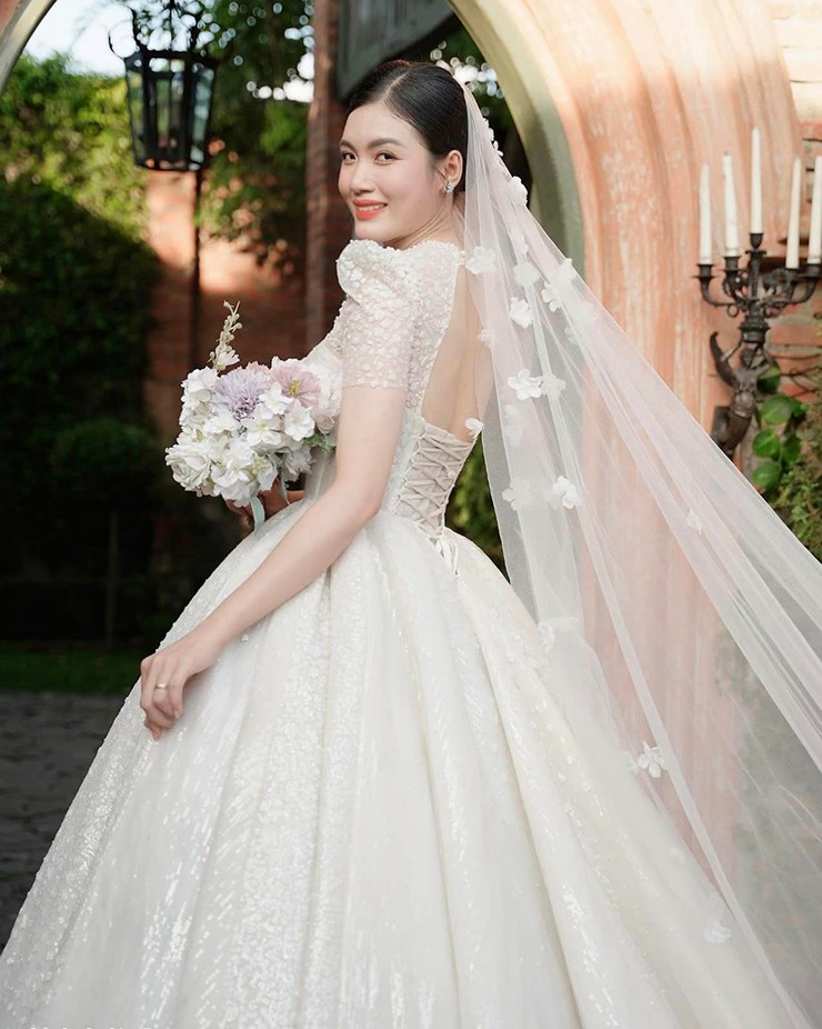 Hoa khôi bóng chuyền Mộng Kha lên xe hoa với ngôi sao bóng rổ cao 1m85 - 9