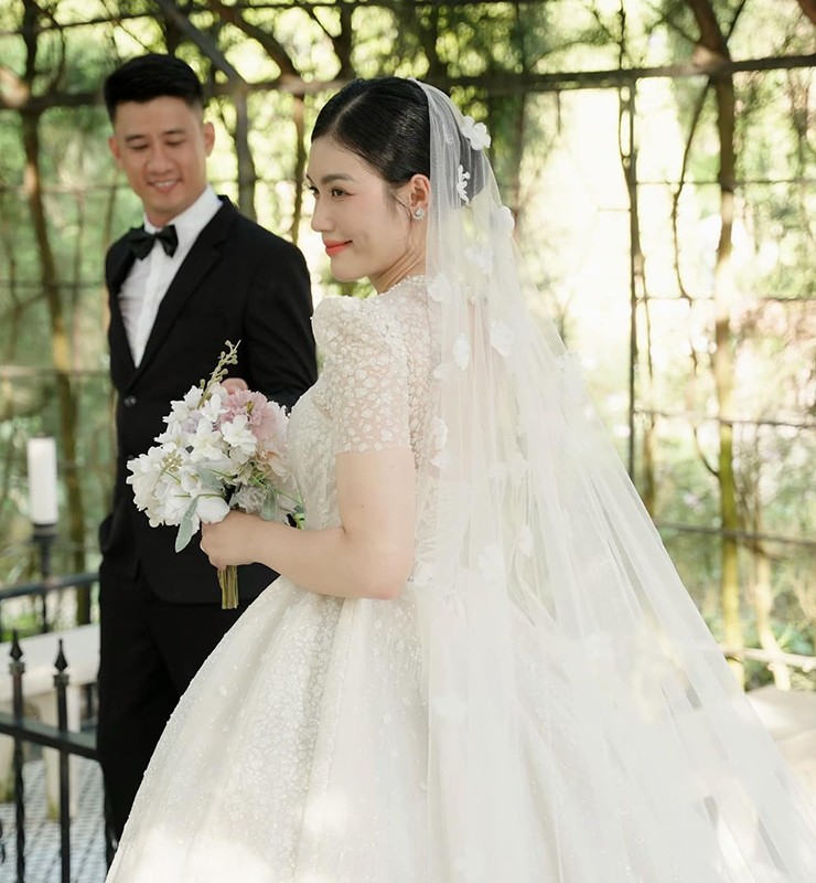 Hoa khôi bóng chuyền Mộng Kha lên xe hoa với ngôi sao bóng rổ cao 1m85 - 10