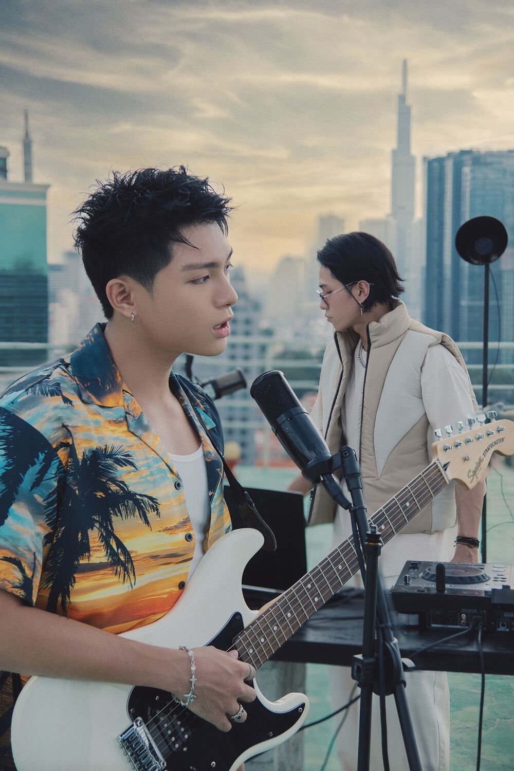 Nhà sản xuất tỷ view của Rap Việt mùa 3 "bắt tay" Grey D trong MV "tình wá akk" - 2
