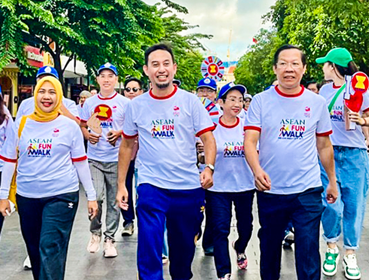 Hàng ngàn người tham gia “Đi bộ vì hòa bình, hợp tác và phát triển ASEAN”