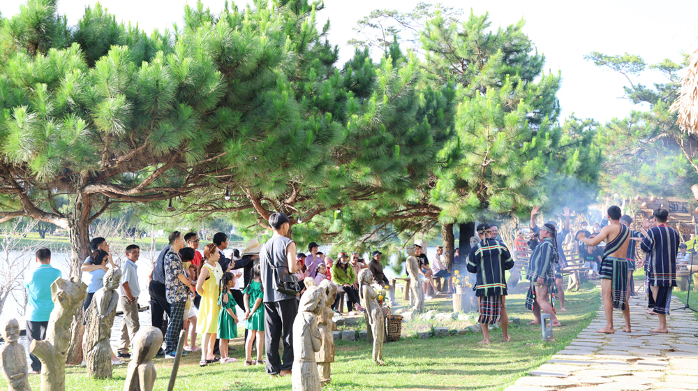 Biểu diễn ca múa dân tộc mỗi cuối tuần tại hồ Xuân Hương - 1