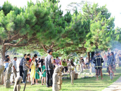 Lễ hội - Biểu diễn ca múa dân tộc mỗi cuối tuần tại hồ Xuân Hương
